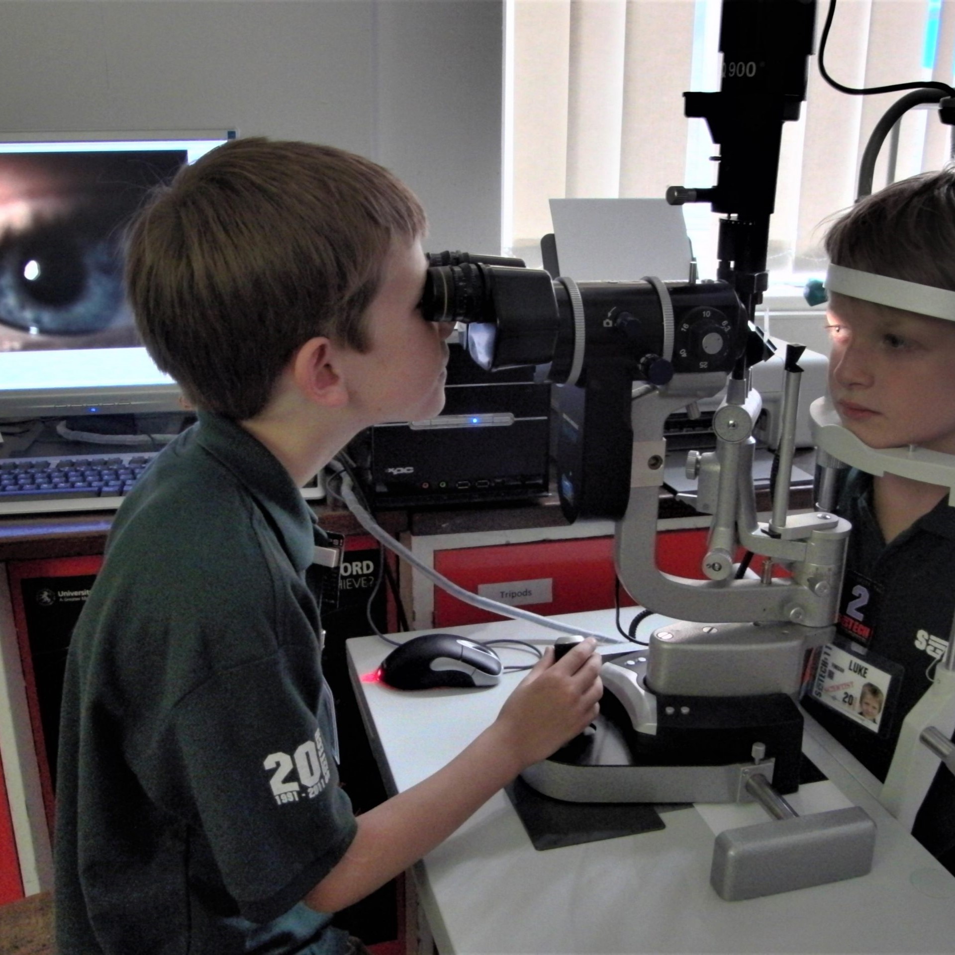 Using a slit lamp microscope